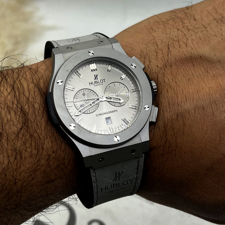 ساعت سه موتوره هابلوت